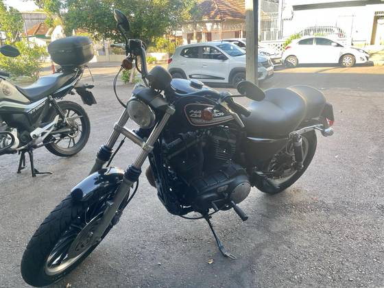 HARLEY-DAVIDSON SPORTSTER XL 883 R 